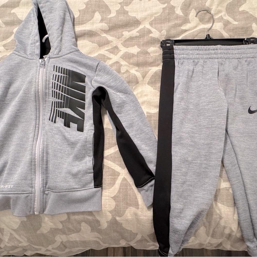 Nike Boys Size 4 Sweatshirt/Joggers Set with Black Swoosh and Tapered Fit